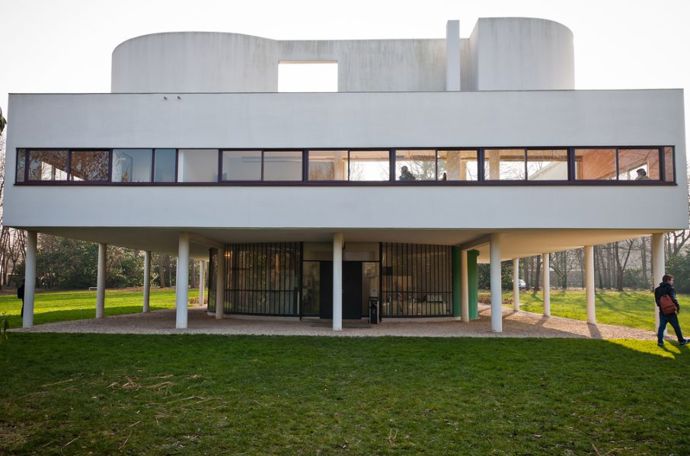 Vila Savoye je shrnutím Corbusierova výrazového slovníku, myšlenek a metod: budova na sloupech, horizontální pásová okna, střešní zahrada, volný plán a flexibilní nakládání s plochou fasády.