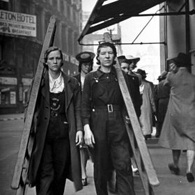Pracovní oděvy za 2. světové války. Tyto dámy pracovaly jako umývačky oken.