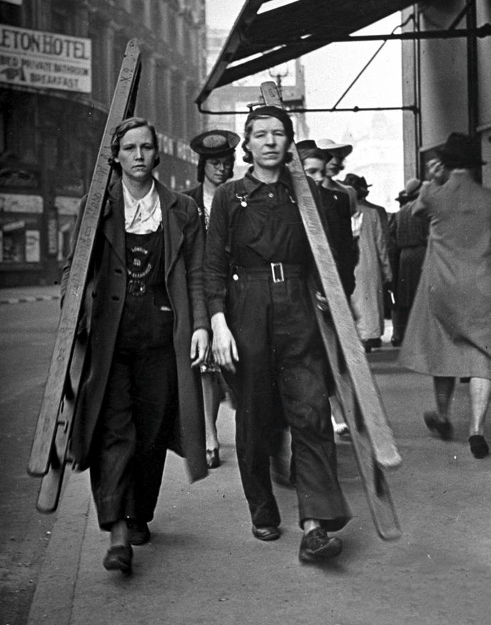 Pracovní oděvy za 2. světové války. Tyto dámy pracovaly jako umývačky oken.