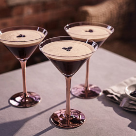 Espresso Martini je lehký a osvěžující drink.