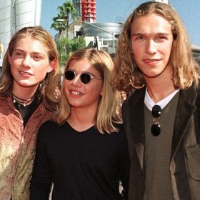 Blonďatí bratři u nás taky bodovali. Jejich hit MMMBop si broukáme dodnes.