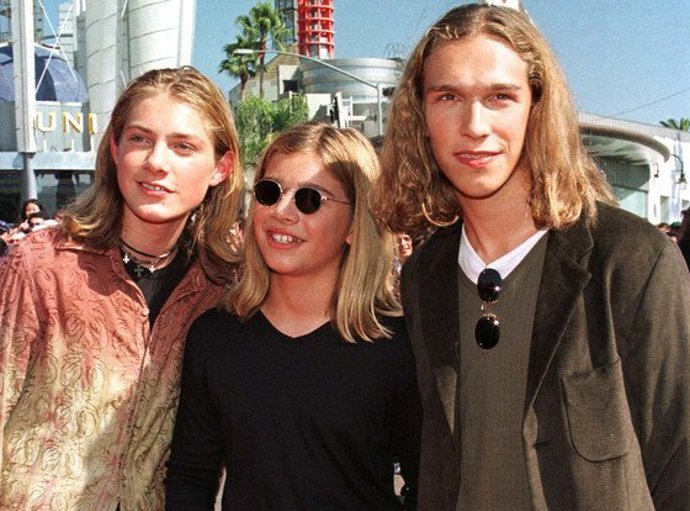 Blonďatí bratři u nás taky bodovali. Jejich hit MMMBop si broukáme dodnes.