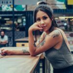 Do baru a hospod se nechodí bavit jen muži.