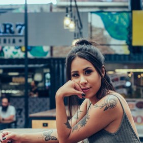 Do baru a hospod se nechodí bavit jen muži.