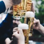 Když tedy říká, že jde na pivo s kámoši, neznamená to, že okem nezavadí o jinou ženu.