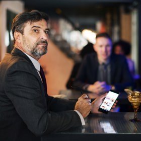 Úspěšný kariérista je lákadlem pro všechny ženy.