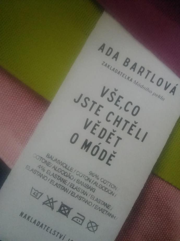 Publikace Vše, co jste chtěli vědět o módě vás nadchne a vtáhne do světa materiálů, střihů a látek