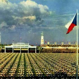 Spartakiády se účastnily tisíce cvičenců.