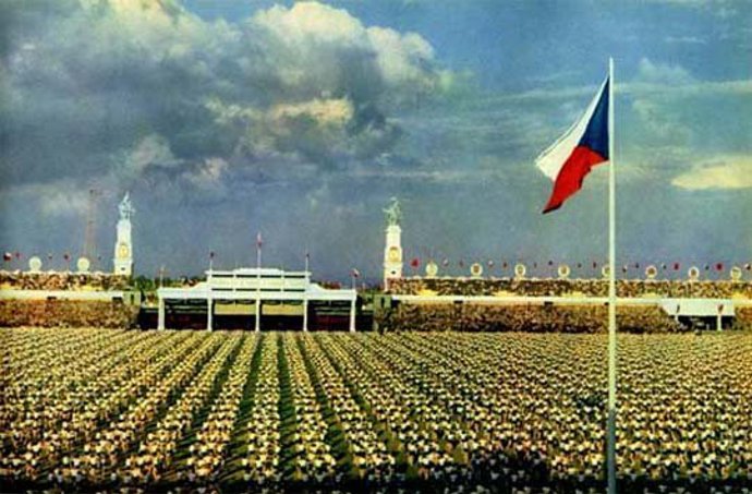 Spartakiády se účastnily tisíce cvičenců.