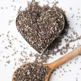 Chia pomáhají hubnout a hydratují tělo. A to díky vysokému obsahu vlákniny, bílkovin a omega-3 mastných kyselin. Z vědeckých studií vyplývá, že chia semínka snižují LDL cholesterol a triglyceridy, zvyšují HDL cholesterol a snižují zánětlivé procesy. Také pomáhají snižovat tuk v břišní oblasti a tím i riziko infarktu.