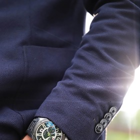 Stylové hodinky, blejzr a kvalitní džíny jsou ideálním podzimním outfitem pro muže do zaměstnání.