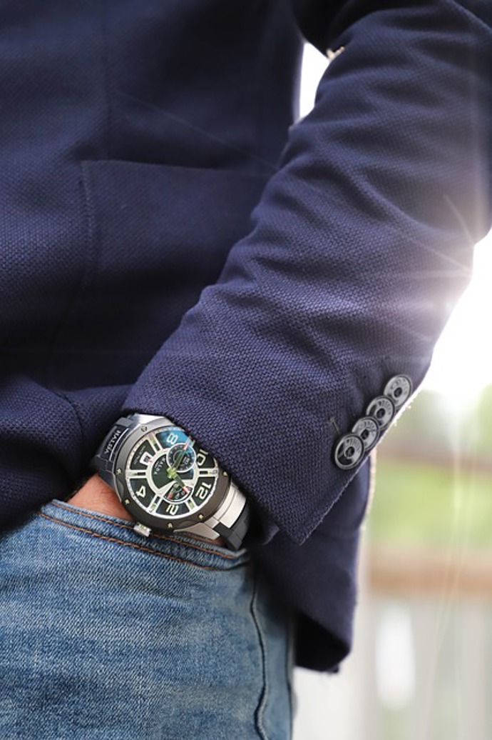 Stylové hodinky, blejzr a kvalitní džíny jsou ideálním podzimním outfitem pro muže do zaměstnání.