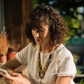 Sukně ke kolenům a halenka přírodních barev jsou skvělou volbou.