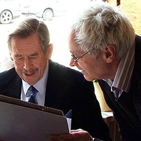 Václav Havel se světově uznávaným fotografem Robertem Vanem.