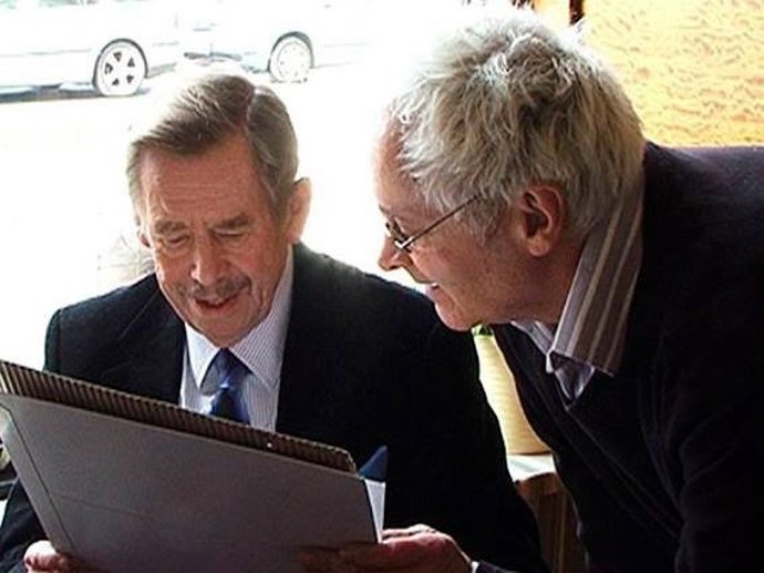 Václav Havel se světově uznávaným fotografem Robertem Vanem.