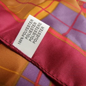 Na cedulce mimo jiné naleznete i samotné složení oděvu.