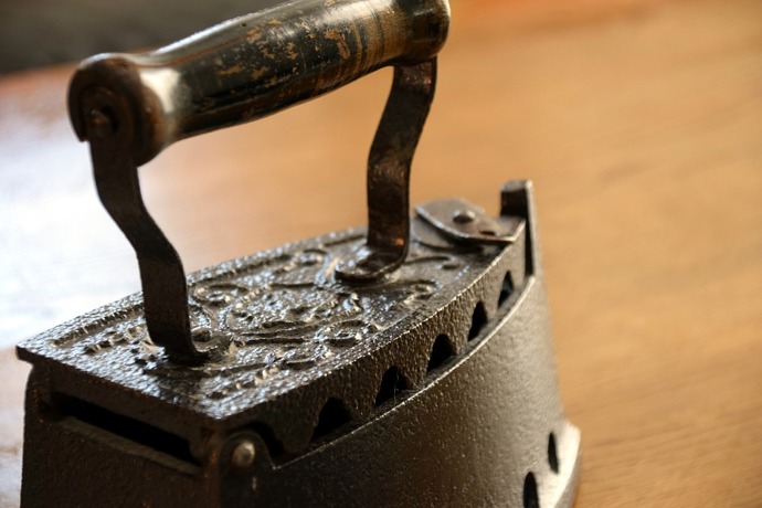 Žehličky, které používaly naše babičky, byly skoro uměleckými díly.