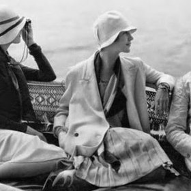 Každá žena si nechávala šít šaty na míru.