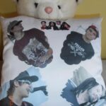 Polštářek s fotkami kluků z kapely je hitem