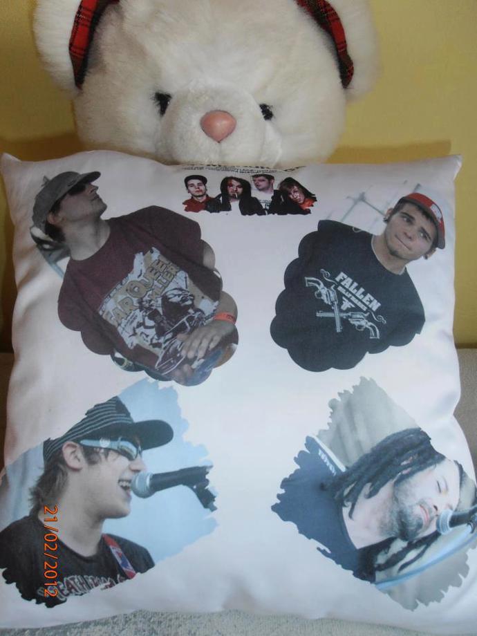Polštářek s fotkami kluků z kapely je hitem