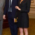 Z mladistvě oblékané dívky se stala elegantní dáma.