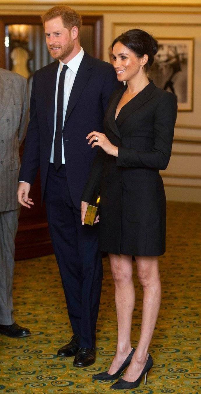 Z mladistvě oblékané dívky se stala elegantní dáma.