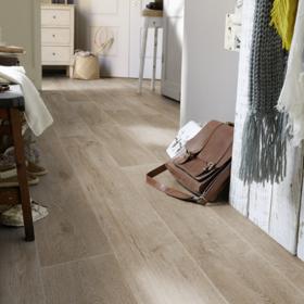 Dnešní "lina" jsou k nerozeznání od dřevěných podlah.