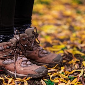 Na procházku vám postačí pevná obuv, ve které se budete cítit pohodlně.