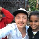 Ondra při svých cestách po světě.