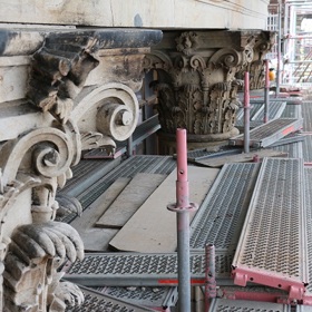 Proběhlo také čištění sloupů a hlavních fasád.