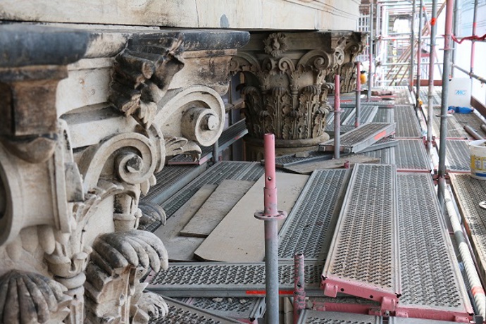 Proběhlo také čištění sloupů a hlavních fasád.