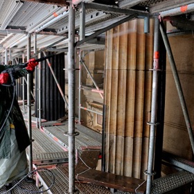 Fasádu bylo nutné opravit.