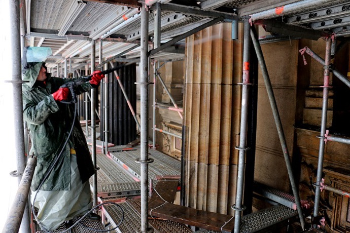 Fasádu bylo nutné opravit.