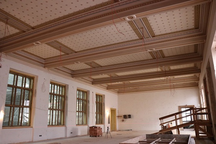 Jeden ze sálů v průběhu rekonstrukce.