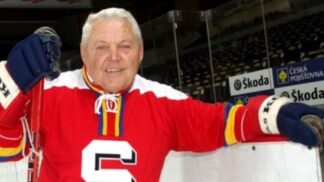 Zkušenosti, které mohou od této legendy přebírat malí hokejisté jako od trenéra, jsou bohaté.