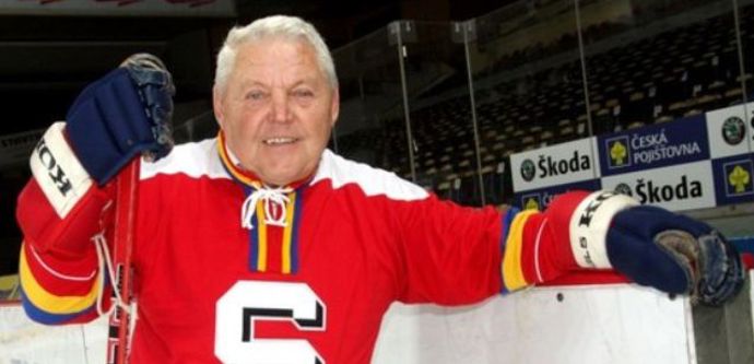 Zkušenosti, které mohou od této legendy přebírat malí hokejisté jako od trenéra, jsou bohaté.
