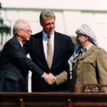 Bill Clinton, Jicchak Rabin a Jásir Arafat v Bílém domě v roce 1993.