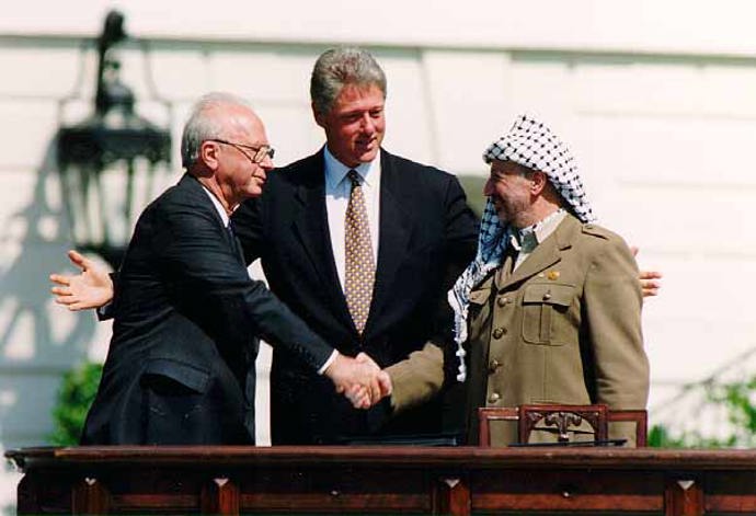Bill Clinton, Jicchak Rabin a Jásir Arafat v Bílém domě v roce 1993.