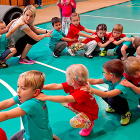 Kolektivní sporty děti stmelí.