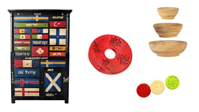 Zleva: vlajková skříň: 35 500 Kč, set 3 dřevěných misek Mango: 553 Kč, litinová podložka pod hrnec: 147 Kč, razítka na těsto: 1 ks za 45 Kč; vše Homelove.cz.