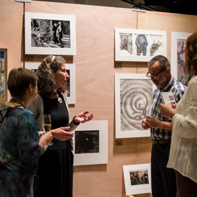 Ke koupi zde budou grafiky, malby, kresby, fotografie i pár designových kousků.