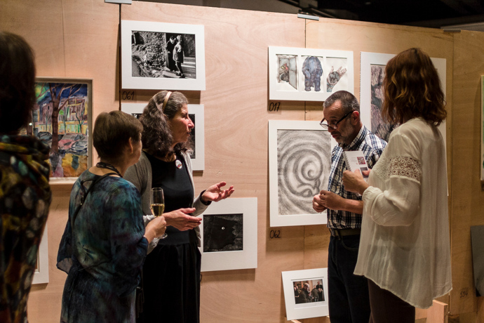 Ke koupi zde budou grafiky, malby, kresby, fotografie i pár designových kousků.