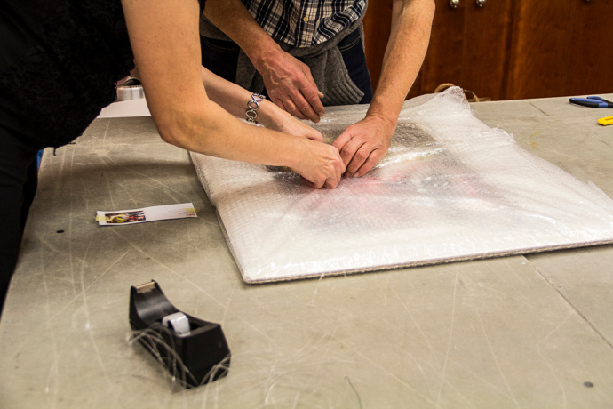 Vydražené kousky se pak pečlivě zabalí.