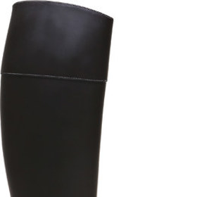 Vysoké holinky se hodí i ke kostýmku či šatům