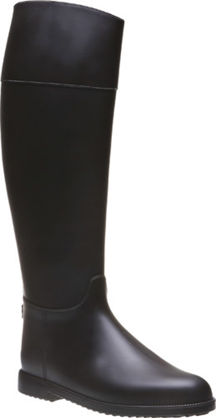 Vysoké holinky se hodí i ke kostýmku či šatům