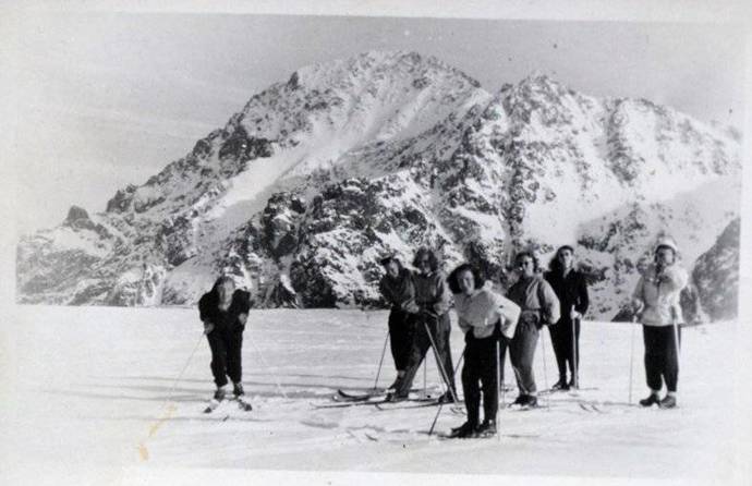 Hromadná lyžovačka byla občas legrace