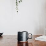 Černý šálek chuť kávy zjemní.