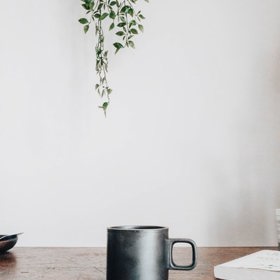 Černý šálek chuť kávy zjemní.