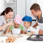 Vánoční pečení je zábavou pro celou rodinu.