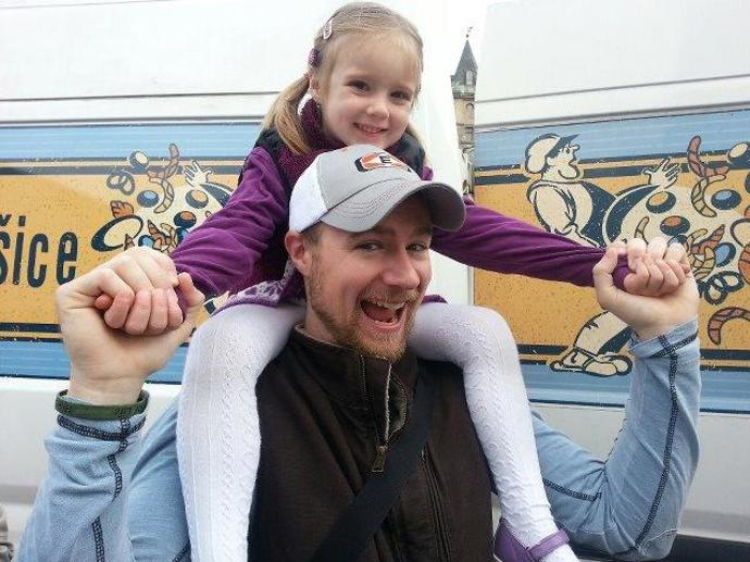 Manžel s dcerou fandí mamince.